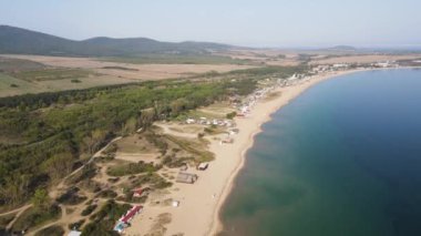 Bulgaristan 'ın Burgaz Bölgesi' nin Sozopol kasabası yakınlarındaki Gradina (Bahçe) plajının havadan manzarası 