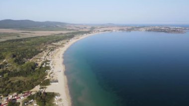 Bulgaristan 'ın Burgaz Bölgesi' nin Sozopol kasabası yakınlarındaki Gradina (Bahçe) plajının havadan manzarası 