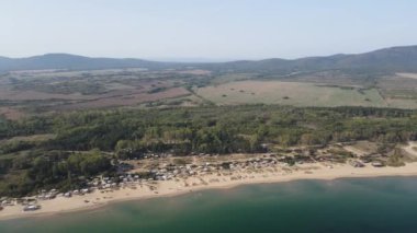 Bulgaristan 'ın Burgaz Bölgesi' nin Sozopol kasabası yakınlarındaki Gradina (Bahçe) plajının havadan manzarası 