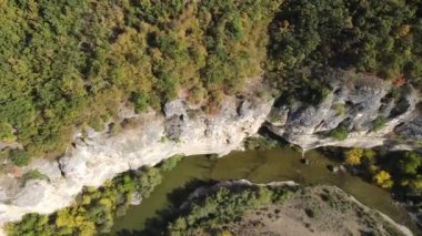 Bulgaristan 'ın Lovech bölgesindeki Vit Nehri' ndeki Aglen Kanyonu 'nun şaşırtıcı hava manzarası