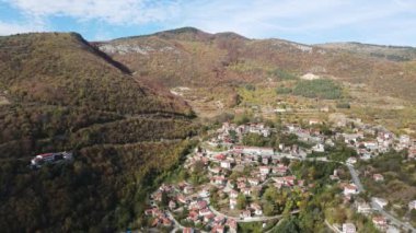 Bulgaristan 'ın Filibe Bölgesi' ndeki Oreshets Köyü yakınlarındaki Rodop Dağları 'nın Sonbahar havası manzarası