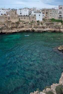 Polignano a Mare, Apulia Bölgesi 'nin muhteşem manzarası.