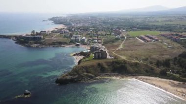 Bulgaristan 'ın Burgaz Bölgesi Mercan plajı yakınlarındaki Karadeniz kıyılarının hava manzarası 