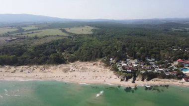 Bulgaristan 'ın Burgaz Bölgesi Mercan plajı yakınlarındaki Karadeniz kıyılarının hava manzarası 