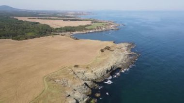 Bulgaristan 'ın Burgaz Bölgesi' nin Varvara kasabası yakınlarındaki Karadeniz kıyı şeridinin hava manzarası 