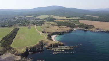 Bulgaristan 'ın Burgaz Bölgesi' nin Varvara kasabası yakınlarındaki Karadeniz kıyı şeridinin hava manzarası 