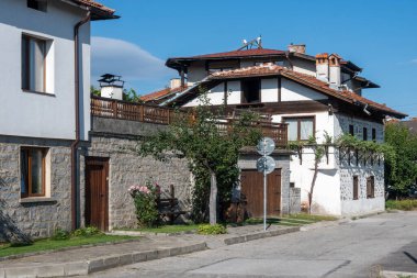 Bulgaristan 'ın Blagoevgrad bölgesindeki eski Bansko kasabasındaki tipik sokak ve binalar