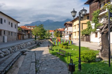 Bulgaristan 'ın Blagoevgrad bölgesindeki eski Bansko kasabasındaki tipik sokak ve binalar