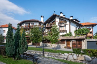 Bulgaristan 'ın Blagoevgrad bölgesindeki eski Bansko kasabasındaki tipik sokak ve binalar