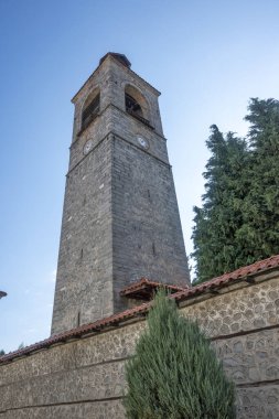 Bulgaristan 'ın Blagoevgrad bölgesindeki eski Bansko kasabasındaki tipik sokak ve binalar