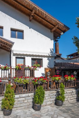 Bulgaristan 'ın Blagoevgrad bölgesindeki eski Bansko kasabasındaki tipik sokak ve binalar