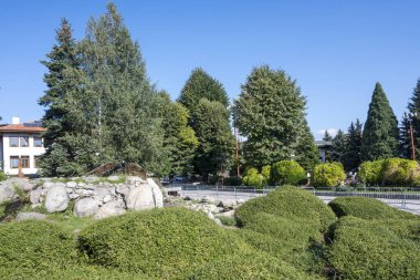 Bulgaristan 'ın Blagoevgrad bölgesindeki eski Bansko kasabasındaki tipik sokak ve binalar