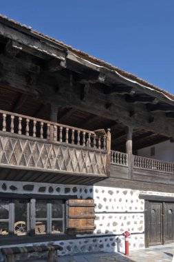 Bulgaristan 'ın Blagoevgrad bölgesindeki eski Bansko kasabasındaki tipik sokak ve binalar
