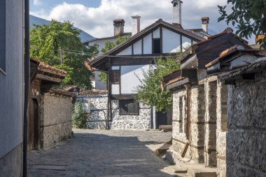 Bulgaristan 'ın Blagoevgrad bölgesindeki eski Bansko kasabasındaki tipik sokak ve binalar