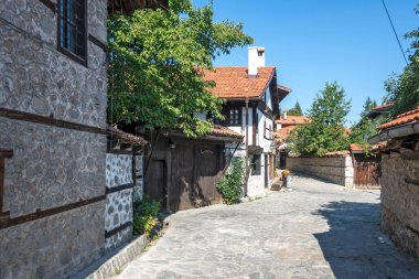 Bulgaristan 'ın Blagoevgrad bölgesindeki eski Bansko kasabasındaki tipik sokak ve binalar