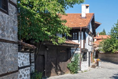 Bulgaristan 'ın Blagoevgrad bölgesindeki eski Bansko kasabasındaki tipik sokak ve binalar