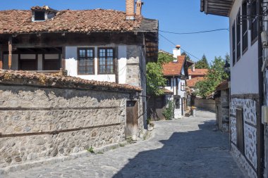 Bulgaristan 'ın Blagoevgrad bölgesindeki eski Bansko kasabasındaki tipik sokak ve binalar