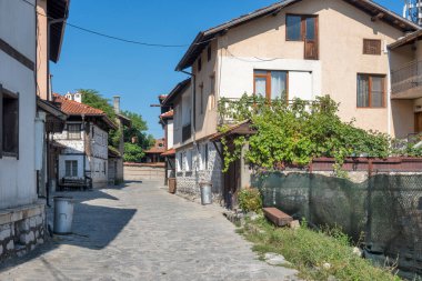 Bulgaristan 'ın Blagoevgrad bölgesindeki eski Bansko kasabasındaki tipik sokak ve binalar