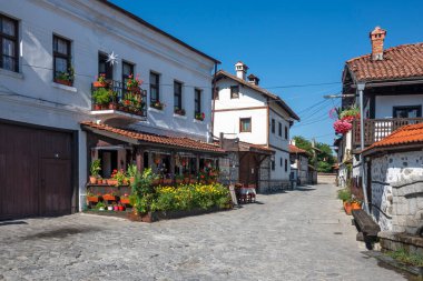 Bulgaristan 'ın Blagoevgrad bölgesindeki eski Bansko kasabasındaki tipik sokak ve binalar