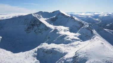 Bulgaristan 'ın Musala zirvesi yakınlarındaki Rila Dağı' nın şaşırtıcı hava kışı manzarası