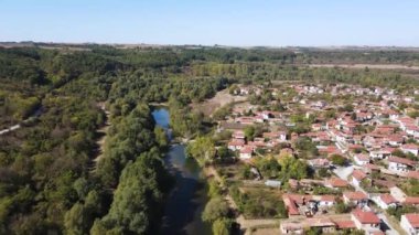 Bulgaristan 'ın Lovech Bölgesi' ndeki Aglen köyü yakınlarından geçen Vit Nehri 'nin şaşırtıcı hava manzarası