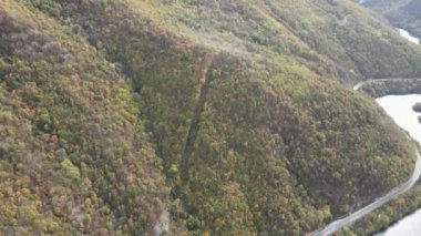 Krichim Reservoir, Rhodopes Dağı, Filibe Bölgesi, Bulgaristan 'ın Havadan Sonbahar manzarası
