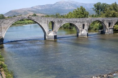 Tipik Sokak ve Yunanistan 'ın Arta, Epirus kentindeki bina