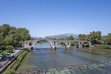 Tipik Sokak ve Yunanistan 'ın Arta, Epirus kentindeki bina