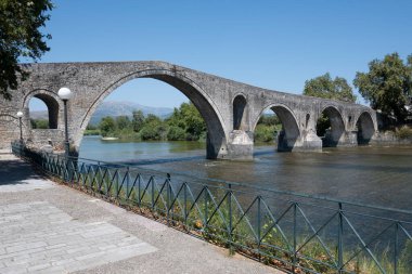 Tipik Sokak ve Yunanistan 'ın Arta, Epirus kentindeki bina