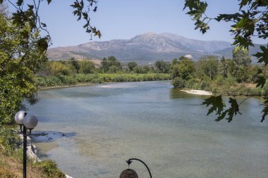 Tipik Sokak ve Yunanistan 'ın Arta, Epirus kentindeki bina