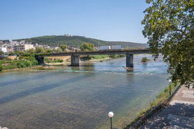 Tipik Sokak ve Yunanistan 'ın Arta, Epirus kentindeki bina