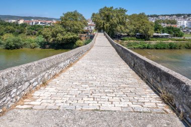 Tipik Sokak ve Yunanistan 'ın Arta, Epirus kentindeki bina