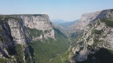 Vikos geçidi ve Pindus Dağları, Zagori, Epirus, Yunanistan 'ın inanılmaz hava manzarası