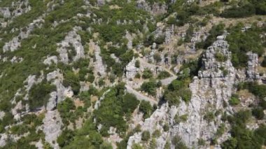 Vikos Vadisi ve Pindus Dağları, Zagori, Epirus, Yunanistan 'daki Vradeto Adımları' nın şaşırtıcı görüntüsü