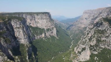 Vikos geçidi ve Pindus Dağları, Zagori, Epirus, Yunanistan 'ın inanılmaz hava manzarası