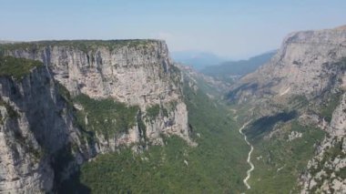 Vikos geçidi ve Pindus Dağları, Zagori, Epirus, Yunanistan 'ın inanılmaz hava manzarası