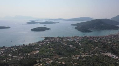 Yunanistan 'ın İyon Adaları' ndaki Lefkada Adası 'ndaki Nidri Körfezi' nin inanılmaz panoramik manzarası