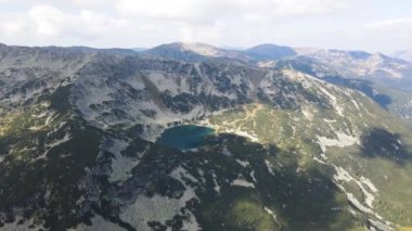 Bulgaristan 'ın Kokuşmuş Göl (Smradlivoto Gölü) yakınlarındaki Rila Dağı' nın şaşırtıcı hava manzarası