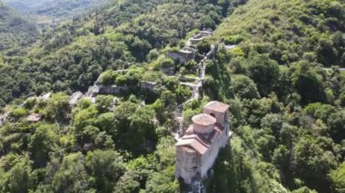 Bulgaristan 'ın Ortaçağ Asen Kalesi, Asenovgrad, Filibe Bölgesi' ndeki Kutsal Meryem Ana Kilisesi 'nin Havadan Bahar manzarası