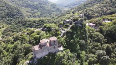 Bulgaristan 'ın Ortaçağ Asen Kalesi, Asenovgrad, Filibe Bölgesi' ndeki Kutsal Meryem Ana Kilisesi 'nin Havadan Bahar manzarası