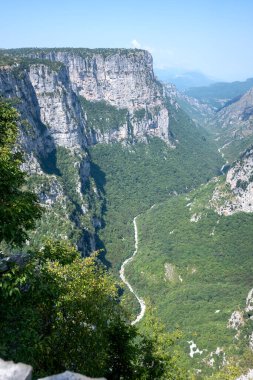 Vikos Vadisi ve Pindus Dağları, Zagori, Epirus, Yunanistan 'ın Muhteşem Yaz manzarası