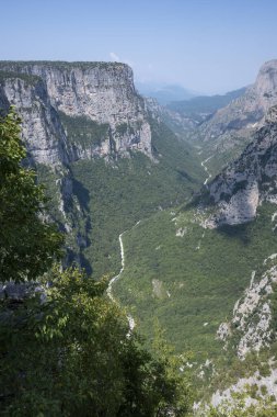 Vikos Vadisi ve Pindus Dağları, Zagori, Epirus, Yunanistan 'ın Muhteşem Yaz manzarası