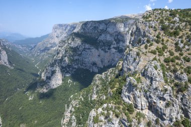 Vikos Vadisi ve Pindus Dağları, Zagori, Epirus, Yunanistan 'ın Muhteşem Yaz manzarası