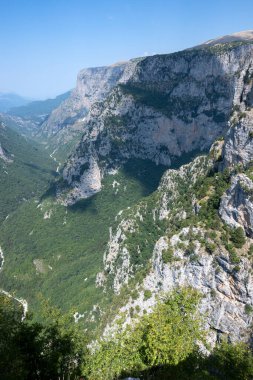 Vikos Vadisi ve Pindus Dağları, Zagori, Epirus, Yunanistan 'ın Muhteşem Yaz manzarası