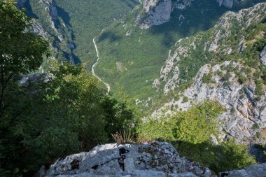 Vikos Vadisi ve Pindus Dağları, Zagori, Epirus, Yunanistan 'ın Muhteşem Yaz manzarası