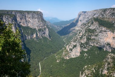 Vikos Vadisi ve Pindus Dağları, Zagori, Epirus, Yunanistan 'ın Muhteşem Yaz manzarası