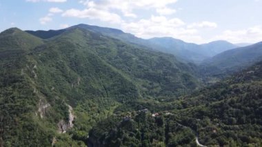Bulgaristan 'ın Filibe Bölgesi Asenovgrad kenti yakınlarındaki Rodop Dağları' nın Havadan Bahar manzarası