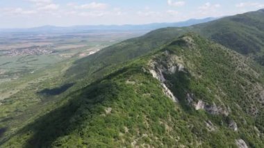 Bulgaristan 'ın Filibe Bölgesi Asenovgrad kenti yakınlarındaki Rodop Dağları' nın Havadan Bahar manzarası