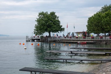 VEVEY, SWitzERLAND - 19 Haziran 2023: Vevey ve Cenevre Gölü, Vaud Kantonu, İsviçre