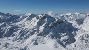 Bulgaristan 'ın Polezhan ve Bezbog Tepeleri yakınlarındaki Pirin Dağı' nın İnanılmaz Hava Kış Manzarası
